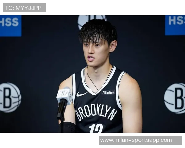 蔡老板昨晚与曾凡博击掌鼓励并嘱咐教练多给予他上场机会 蔡老板昨晚与曾凡博击掌鼓励并嘱咐教练多给予他上场机会