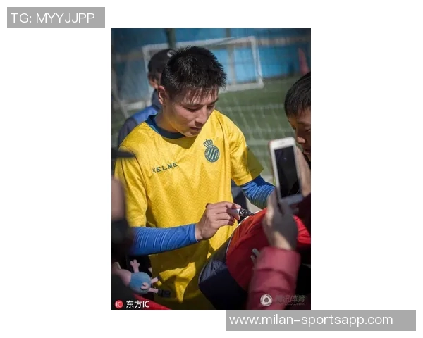 穆西亚拉亲临训练场为队友加油助威并热情签名回馈球迷 穆西亚拉亲临训练场为队友加油助威并热情签名回馈球迷