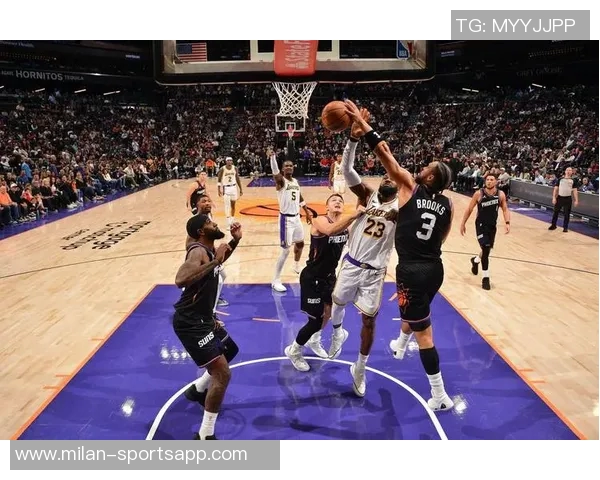 奥特谈三分犯规争议裁判称布克触碰詹姆斯手腕我未能清晰观察到 奥特谈三分犯规争议裁判称布克触碰詹姆斯手腕我未能清晰观察到