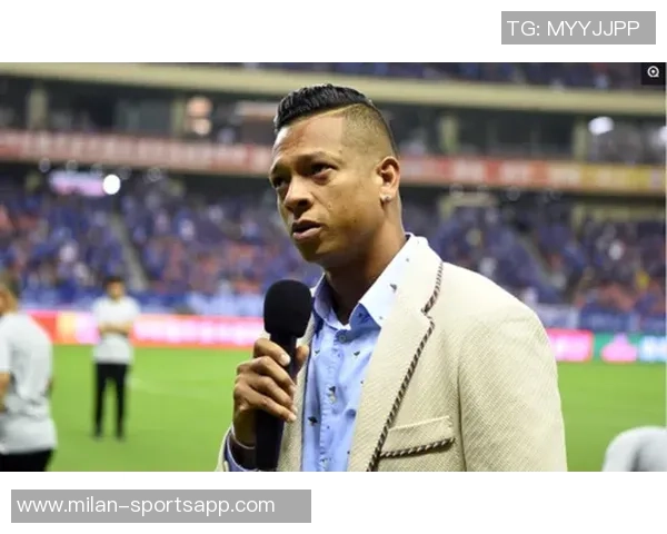 光头球星文班亚马与凯尔登赛后携手三位主场球迷合影留念