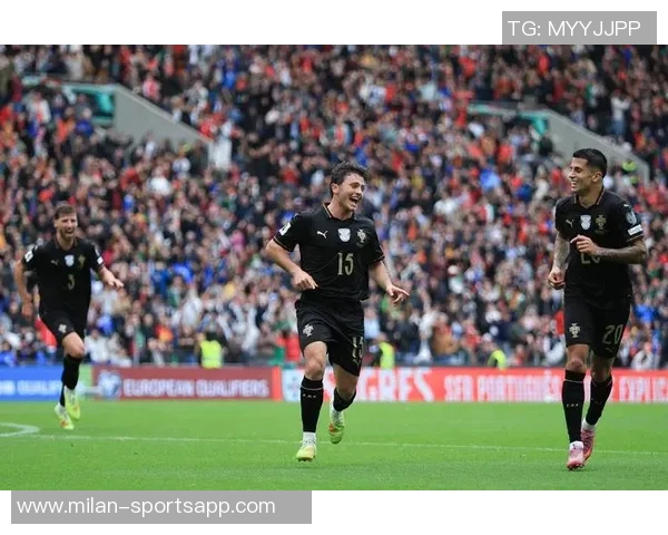 葡萄牙球员内维斯等在巴黎夺七冠国家队发海报庆祝辉煌成就