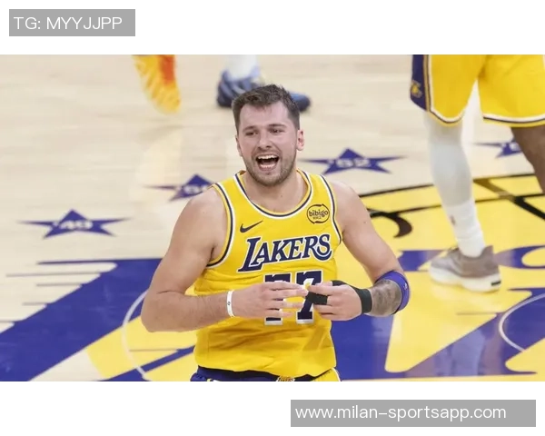 东契奇称赞斯玛特防守沟通能力强调队友们都愿意倾听他的意见