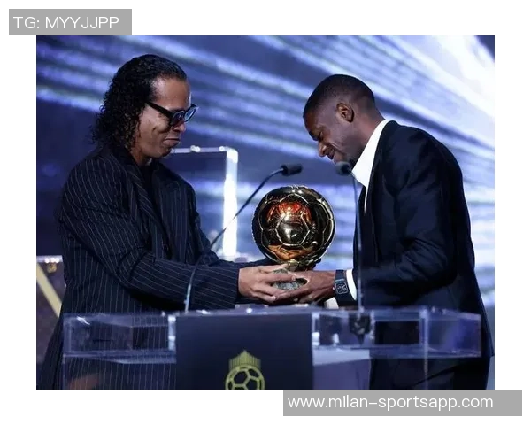 登贝莱荣归故里携金球奖与家乡人民共享荣耀时刻 登贝莱荣归故里携金球奖与家乡人民共享荣耀时刻